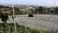 Bupati Bandung, Dadang M Naser mengatakan, Jalan Lingkar Kamojang siap digunakan untuk mudik lebaran, namun sebagai jalur alternatif saja. Pool/Wisma Putra.