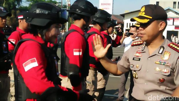 Dimandikan Air Sungai, Ini Timsus 'Elang Cisadane' Polres Tangerang
