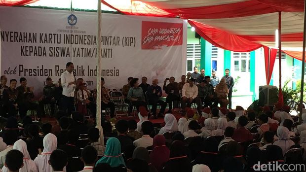 Presiden Jokowi membagikan KIP di Tasikmalaya, Jawa Barat.