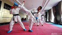 Atlet karate tampak serius berlatih jelang SEA Games.