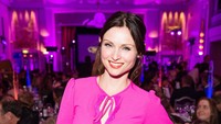 Sophie Ellis-Bextor tampil girly dengan dress pink yang cute. Foto: Jeff Spicer/Getty Images