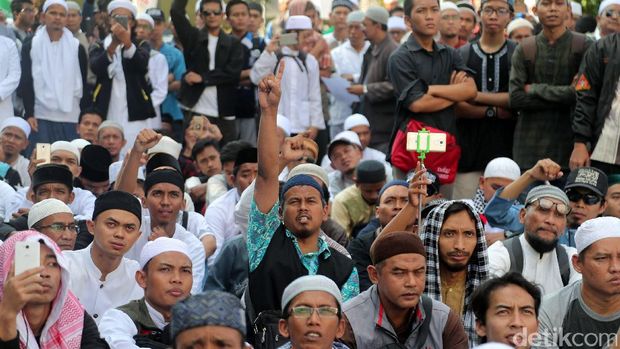 Penampakan Aksi Bela Ulama di Luar Masjid Istiqlal