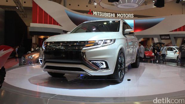Outlander PHEV (Baterai mobilnya bisa dicas dengan colokan listrik rumah)
