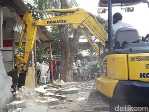 Lebarkan Jalan Pandegiling Sisi Barat, Belasan Bangli Dibongkar