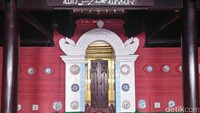 Di bagian depan atau tempat imam terdapat sebuah pintu. Di balik pintu tersebut terdapat sebuah ruangan yang sejak dahulu hanya dibuka saat Idul Fitri dan Idul Adha (Tri Ispranoto/detikTravel)