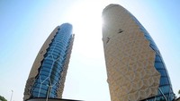 Begini penampakan gedung kembar di Abu Dhabi yang sanggup berubah bentuk saat terkena sinar matahari langsung. Pool/Ben Job.