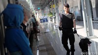 Penyisiran dilakukan untuk memastikan stasiun bebas dari barang-barang berbahaya dan mencurigakan.