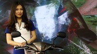 Seorang model memperkenalkan Suzuki Nex.