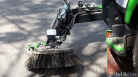 Cara kerja truk Sweeper ini cukup unik. Dua sapu hidrolik yang berada di sayap mobil berfungsi menggiring sampah masuk mesin penyedot.