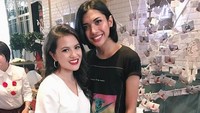 Model androginy itu juga mengunggah fotonya bareng Marsha Aruan. oto: Instagram @millencyrus