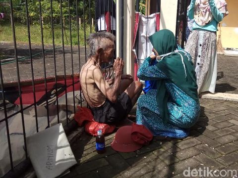 Mahasiswa Jember mandikan warga Liponsos