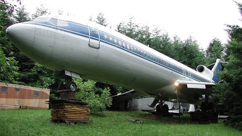 Boeing 747 Disulap Jadi Rumah di Tengah Hutan Bruce Campbell membeli pesawat Boeing 727 yang telah pensiun. Ia kemudian menyulapnya menjadi rumah tinggal di Portland, Oregon.