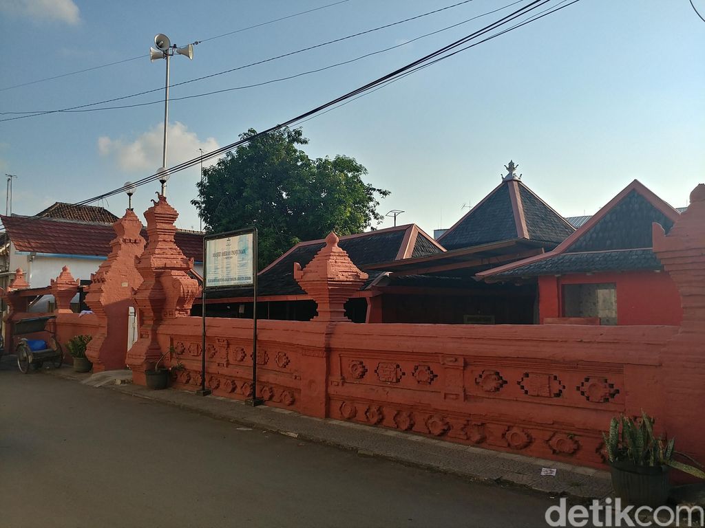 Masjid Merah Panjunan Cirebon