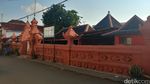 Unik! Masjid Kuno di Cirebon Ini Serba Merah