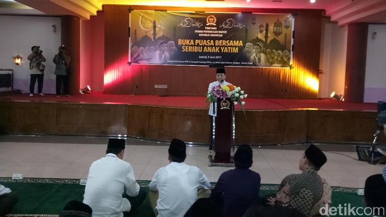 Ketua DPR Setya Novanto Buka Puasa Bareng 1.000 Anak Yatim Ketua DPR Setya Novanto Buka Puasa Bareng 1.000 Anak Yatim