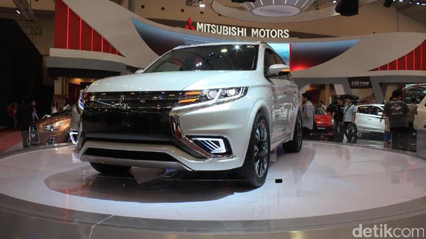 Mitsubishi Outlander PHEV di GIIAS 2015