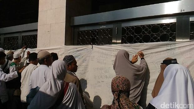 Massa Aksi Bela Ulama 96 di area Masjid Istiqlal.