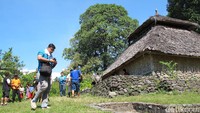 Wisatawan yang datang berkunjung ke Masjid Kuno Bayan Beleq. Di tahun 1993, masjid ini ditetapkan sebagai benda cagar budaya dan dilindungi pemerintah (Afif/detikTravel)