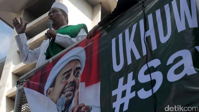 Begini Penampakan Aksi Bela Ulama di Luar Masjid Istiqlal