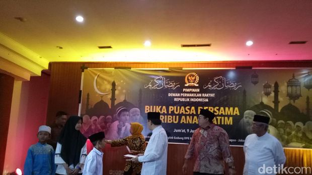 Ketua DPR Setya Novanto buka puasa bareng anak yatim.
