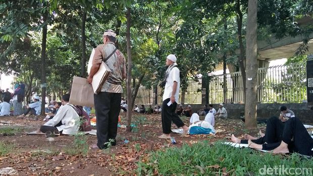 Massa Aksi Bela Ulama 96 di halaman Masjid Istiqlal.