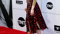 Wanita berusia 28 tahun itu mengenakan gaun tenun warna Loewe multi warna dan sepatu Stella Luna. (Photo by Frederick M. Brown/Getty Images)