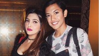 Dulu saat berpose dengan sang tante, Millendaru selalu tampil bak cowok biasa. Foto: Instagram @millencyrus