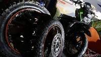 Tapak ban lebar dengan ban tubeless membuatnya lebih gagah dan mendukung kestabilan berkendara diberbagai kondisi jalan.