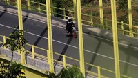 Jalur tersebut memiliki jembatan kuning yang dibangun tahun lalu, Kamojang Hill Bridge. Jalur tersebut kini sudah dilengkapi marka jalan, pembatas jalan dan Alat Pemberi Isyarat Lalu Lintas (APILL). Pool/Wisma Putra.