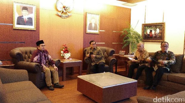 Kepala UKP Pancasila Yudi Latif menyerahkan nama calon Deputi.