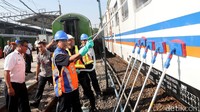 Disana, Edi juga sempat membantu petugas membersihkan salah satu gerbong.