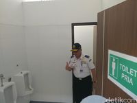 Dirjenhub Darat Kemenhub Pudji Hartanto mengecek kondisi toilet Terminal Harjamukti Cirebon. 