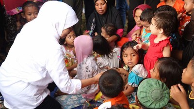 Mensos Kunjungi Korban Banjir Toli-Toli
