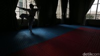 Atlet karate unjuk kebolehan di hadapan Menpora Imam Nahrawi.