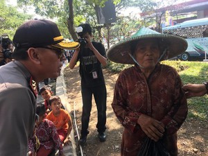 Momen Saat Kapolda Metro Beri Sedekah ke Pemulung di Tol