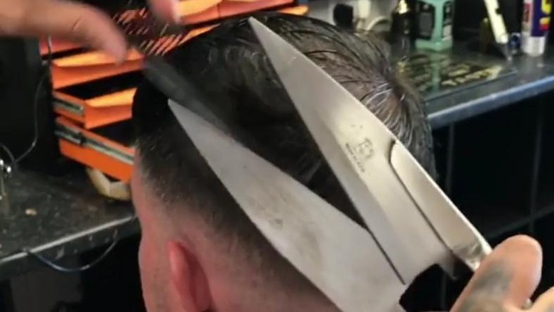 Potong rambut pakai gunting bulu domba (themasterbarbershop_ireland/Instagram) Potong rambut pakai gunting bulu domba (themasterbarbershop_ireland/Instagram)