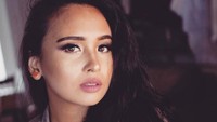 Wanita berusia 27 tahun itu tampil kasual dengan jaket dan tank-top hitam. Dok. Instagram/ayushita