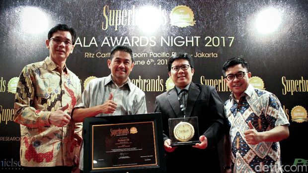 CEO PT. Federal Karyatama, Patrick Adhiatmadja yang didampingi Komisaris PT. Federal Karyatama Rudy Hartono Husada, Sales & Marketing Direktur Federal Oil Herry Hambali dan Head of Marcomm and Digital Marketing Federal Oil Ivan Ally.