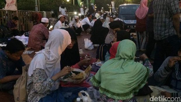 Massa Aksi Bela Ulama 96 Berbagi Takjil di Halaman Masjid Istiqlal