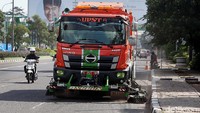 Penggunaan teknologi truk penyapu sampah ini lebih efektif dan efisien menjaga kebersihan Kota Bekasi.