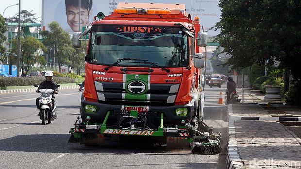 Truk penyapu jalan