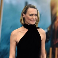 Aktris Robin Wright mengungkap rutin suntik Botox dua kali setahun dengan dosis yang sangat sedikit. Terlalu banyak suntik justru akan membuat wajah kaku. “Hanya satu unit, dan hanya setitik-titik di sana-sini,” kata Robin. Foto: Frazer Harrison/Getty Images