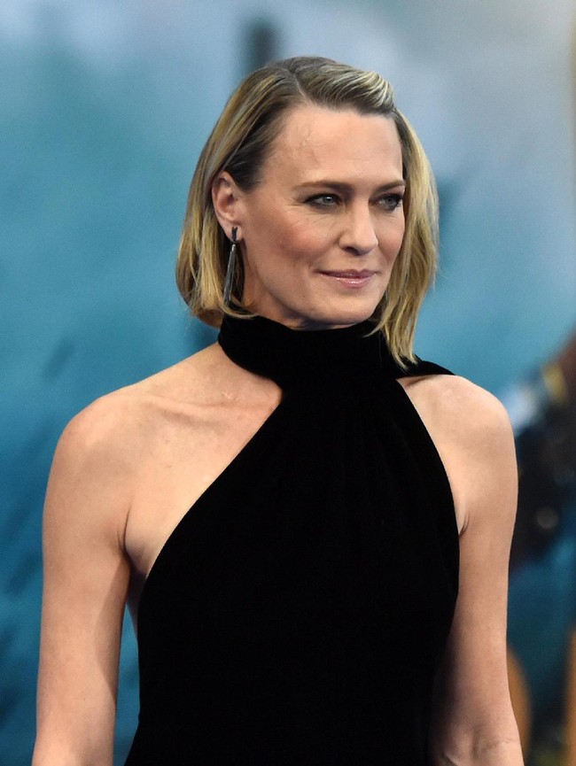 Aktris Robin Wright mengungkap rutin suntik Botox dua kali setahun dengan dosis yang sangat sedikit. Terlalu banyak suntik justru akan membuat wajah kaku. “Hanya satu unit, dan hanya setitik-titik di sana-sini,” kata Robin. Foto: Frazer Harrison/Getty Images
