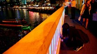 Rupanya hobi berburu semut ini makin menjamur menulari warga Singapura yang lainnya. Bahkan perkembangannya cukup pesat dengan bantuan sosial media. Ada-ada saja ya! (Edgar Su/Reuters)