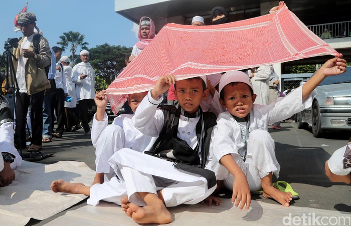 Begini Penampakan Aksi Bela Ulama Di Luar Masjid Istiqlal