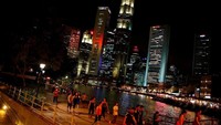 Layaknya bermain game Pokemon Go, mereka berbondong-bondong pergi bersama di waktu malam hari untuk satu hal: berburu semut. Mereka bahkan punya komunitasnya lho: Ants Singapore (Edgar Su/Reuters)