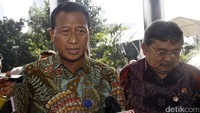 Widyo Pramono memberikan keterangan pers sebelum memasuki gedung KPK.