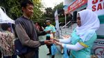 Bagi-bagi Takjil untuk Anak Yatim