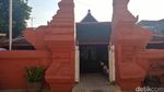 Unik! Masjid Kuno di Cirebon Ini Serba Merah