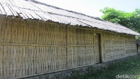 Usut punya usut, bangunan Masjid Kuno Bayan Beleq masih dipertahankan keasliannya hingga kini. Dindingnya masih terbuat dari bambu dan tumpukan jerami menjadi bagian atapnya (Afif/detikTravel)